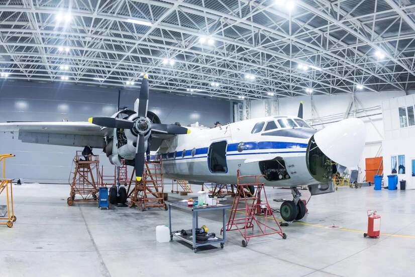 aviao-turboelice-de-transporte-branco-no-hangar-verificando-sistemas-mecanicos-para-operacoes-de-voo
