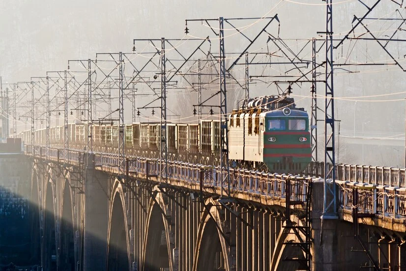 trem-de-carga-em-uma-ponte-sobre-o-dnieper-em-kiev_261932-98